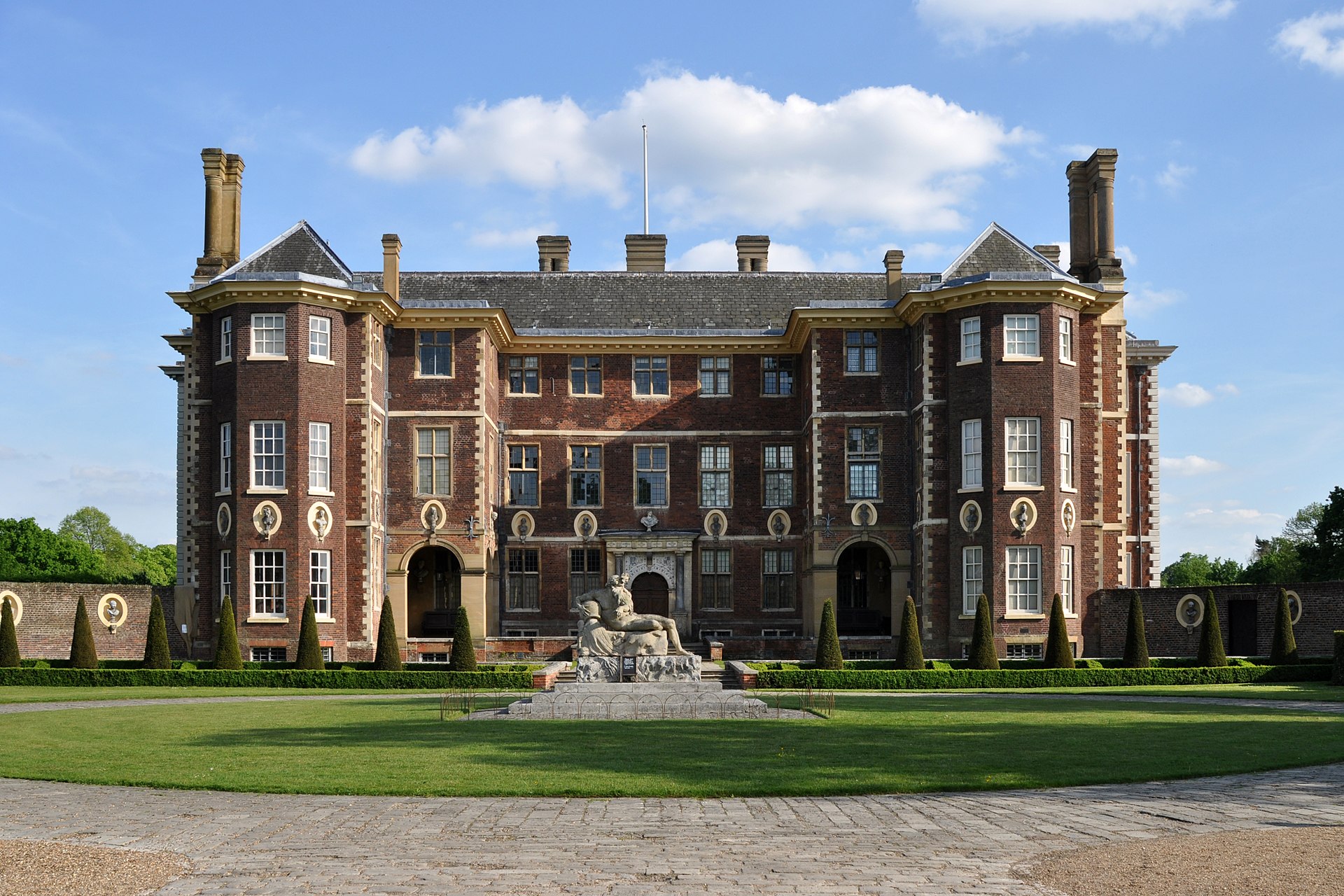 Ham House, Richmond. One-time seat of the Earls of Dysart, donated to the National Trust in 1948 by Sir Lyonel Tollemache. Credit: By Stevekeiretsu - Own work, CC BY-SA 4.0, https://commons.wikimedia.org/w/index.php?curid=62362841